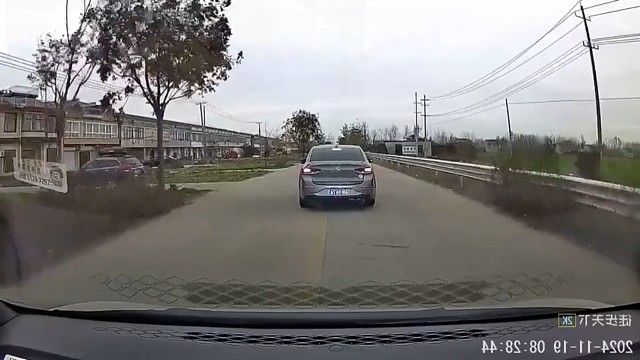 司机掉下去了，车里有人，suv拦住三轮别掉下去