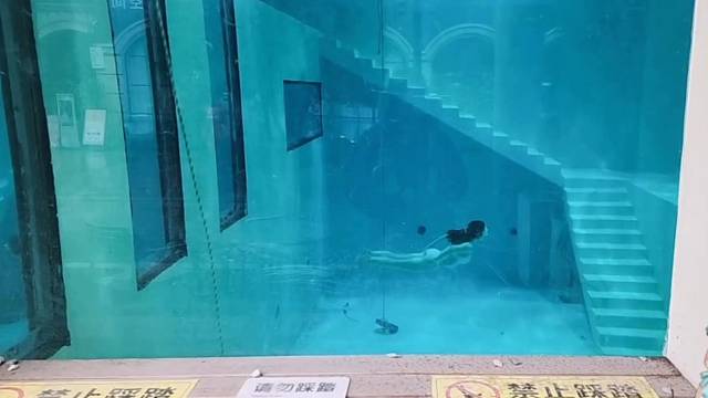 下水变身美人鱼啦啦