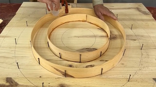 民间手艺人匠心制作花式实木桌的巧妙方式