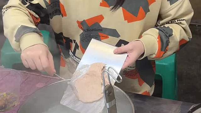 街头遇到瘦肉丸泡面，老板是一对夫妻