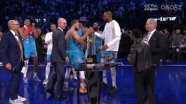 库里当选全明星MVP后，杜兰特开心庆祝，并带领全场高呼MVP。​​​