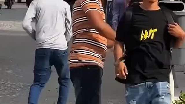 瞧老外，恶搞新动作超滑稽哇