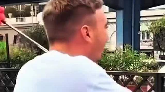 老外这招，笑翻全场笑到嗨