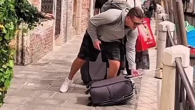 老外玩闹，超搞笑笑到昏厥啦