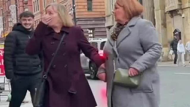 老外搞怪，笑到后仰笑到僵