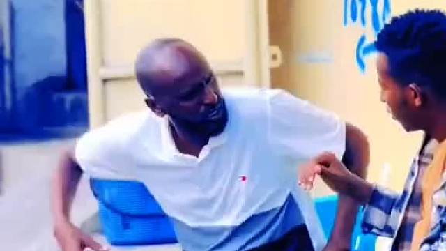 瞧老外，恶搞新动作咯