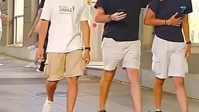 老外疯玩，太有趣笑到飞起