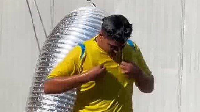 老外搞怪，笑出鹅叫超响亮哟