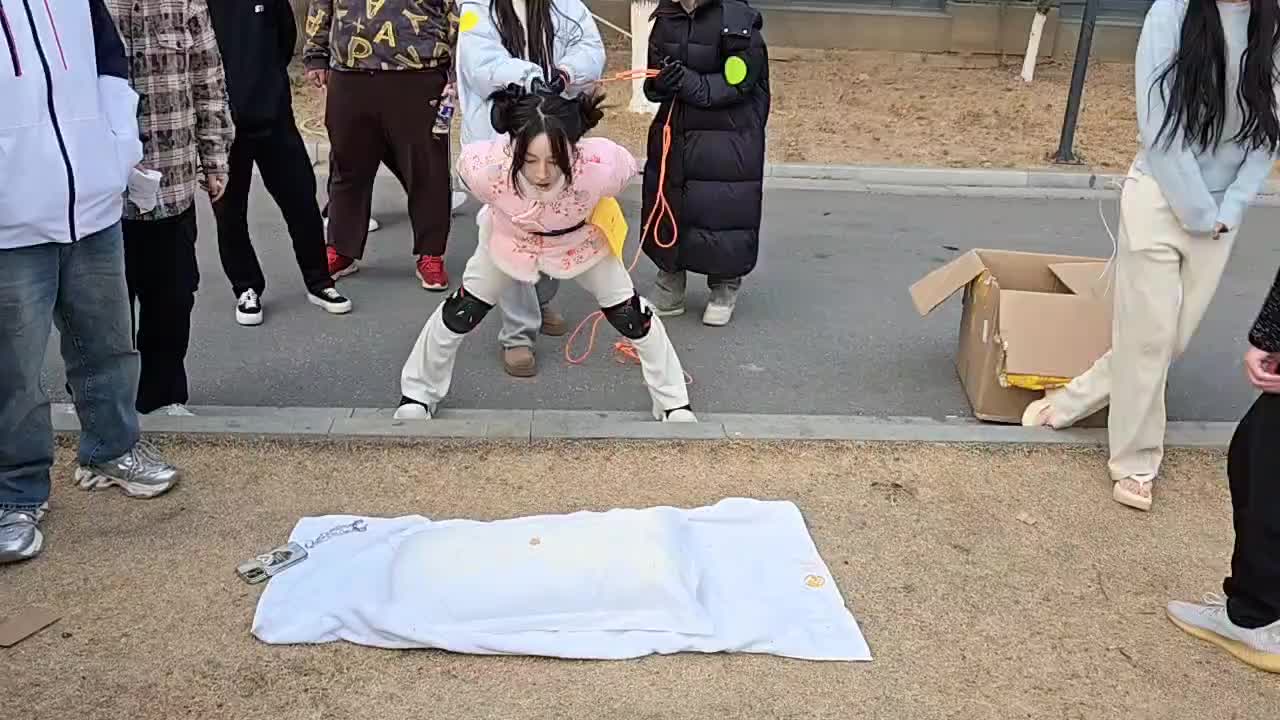 团队配合小游戏，这第一关的用嘴传烤肠太辣眼睛了！