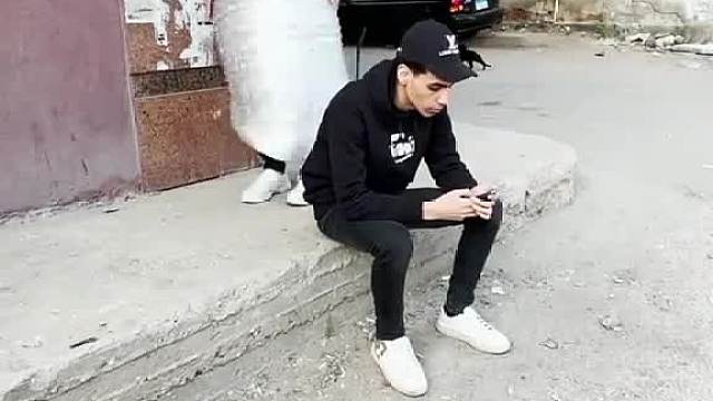 瞧老外，恶搞新动作笑死人