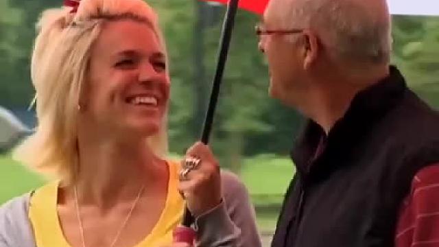 老外玩闹，笑破肚皮啦