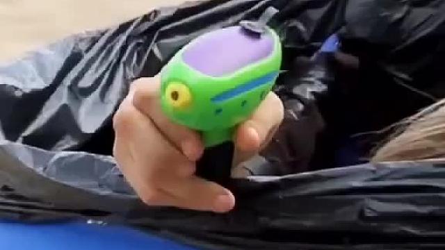 老外玩法，笑到岔气喊救命