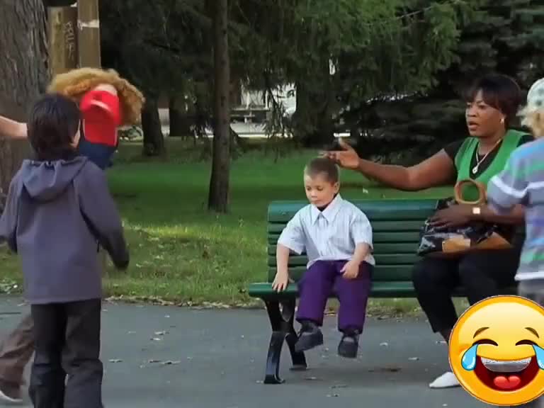 老外搞怪，笑出猪叫笑到癫