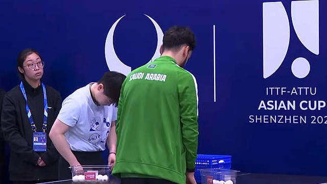 扎着裤子挑球的莎莎，比赛加油。​​​