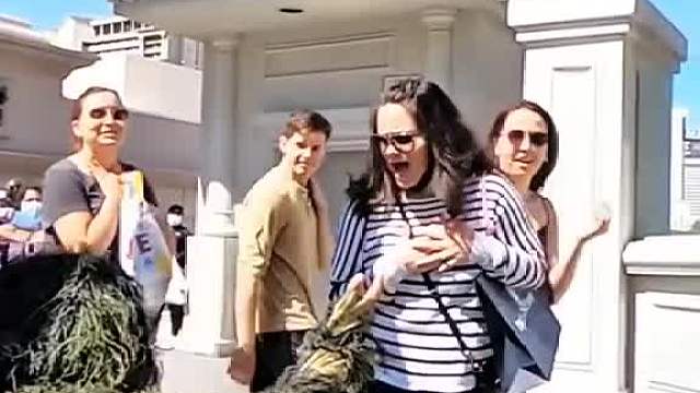 老外玩闹，超搞笑笑到嗓子哑咯