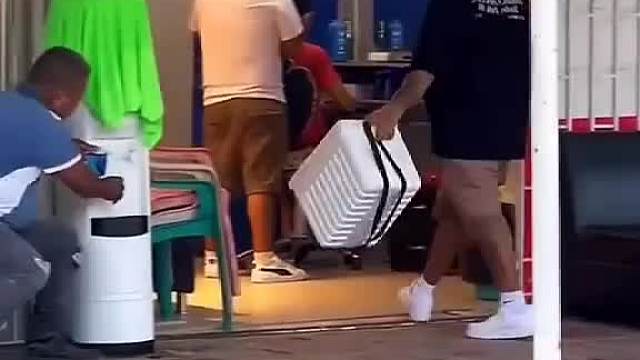 老外这招，笑翻众人嗨翻天