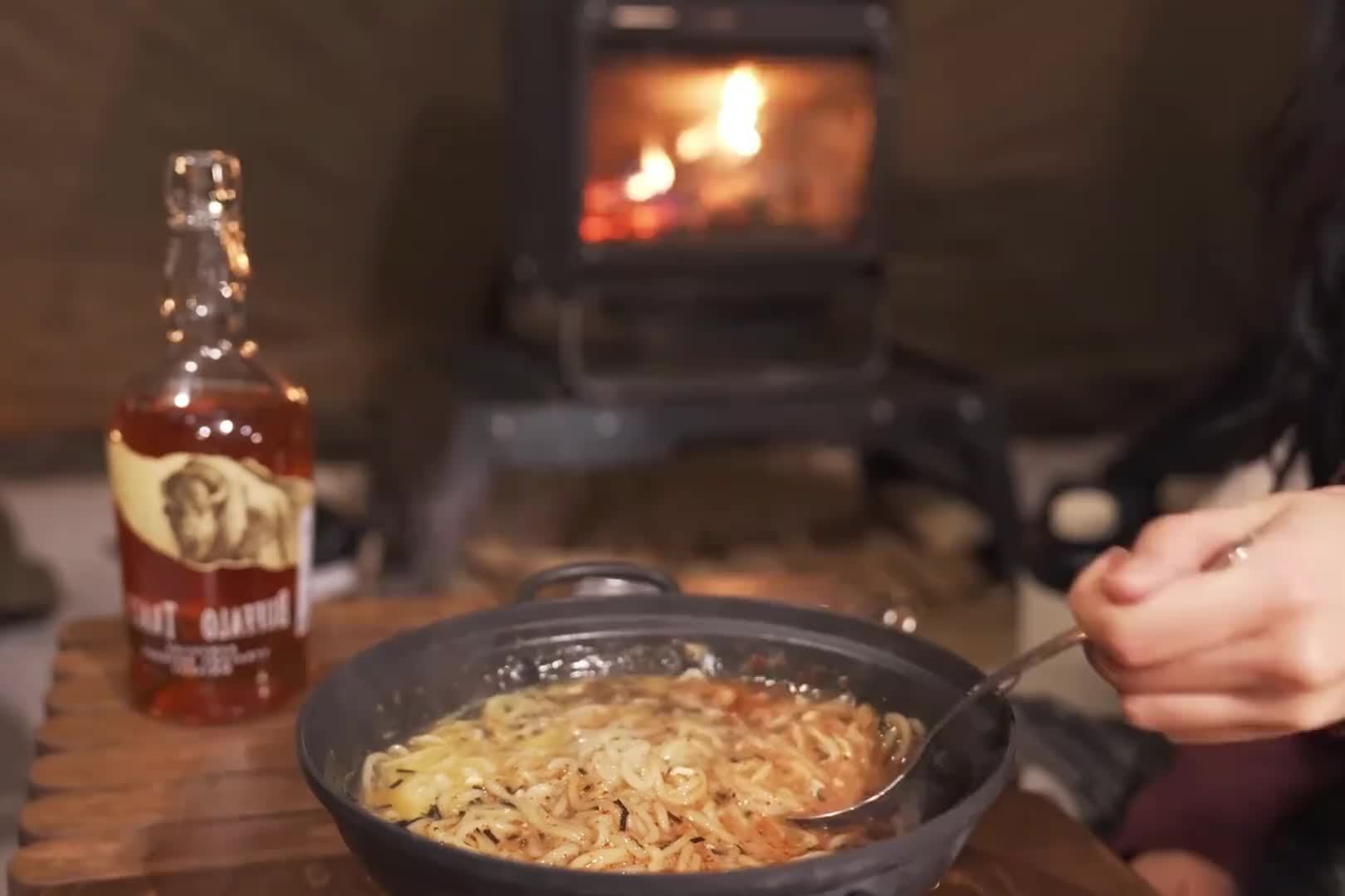 第2集：驾车进入雪地森林，搭建露营帐篷，惬意享受户外露营生活