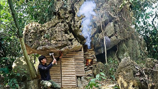 山林里的大石块下，将其营生成小小的栖息庇护所，结果温馨奢华了