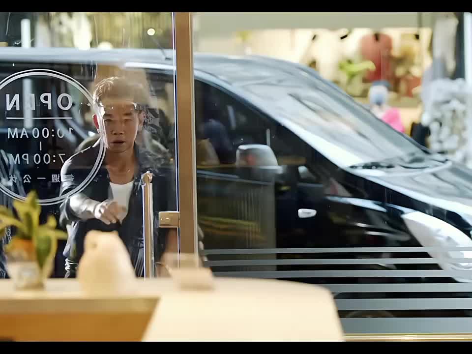 看到女孩被欺负决定帮女孩