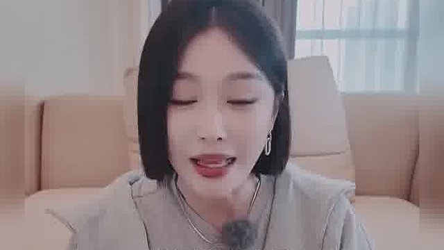 秦岚付钱时十分防备