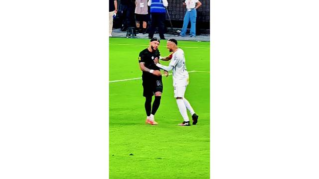 内马尔怒推老对手德佩，两人关系真是好啊