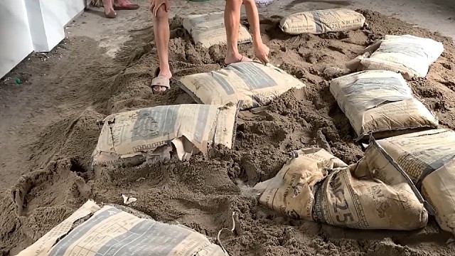 民间手艺人巧妙铺贴室内地砖的简便实用方式