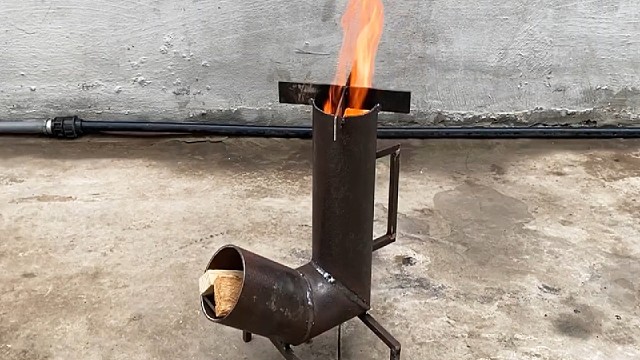 民间手艺人巧妙创意利用钢管支架，匠心制作柴火炉的简便实用方式