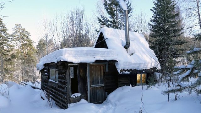 大雪森林里一栋废弃木屋，被我收拾出来居住一天，这感觉太幸福了