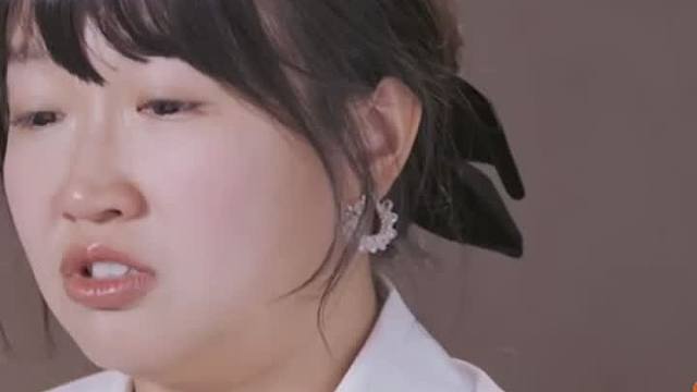 麦琳是被现在的父母捡到的，所以会没有安全感