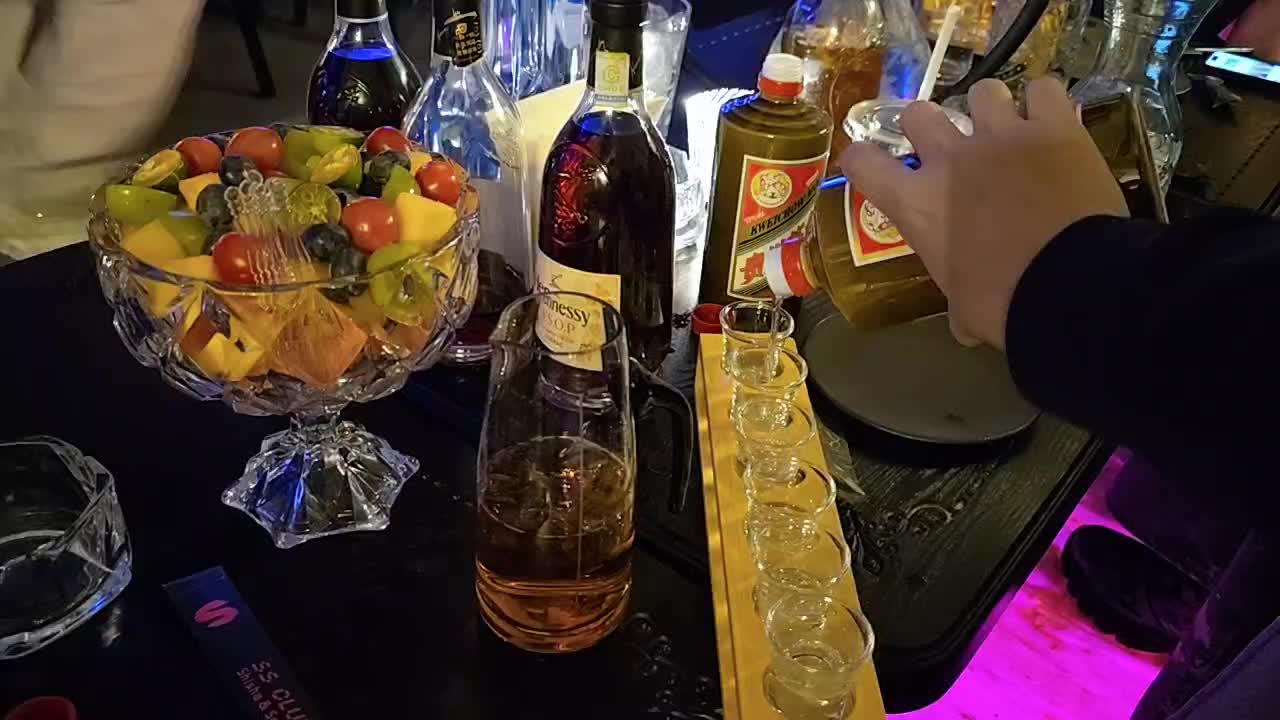 我酒吧开业童锦程敬酒直接干一杯，把我整不会了都！