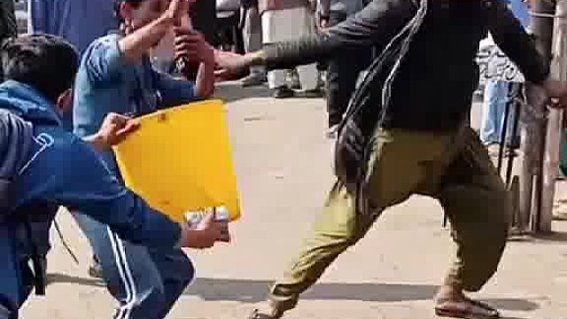 别拦，老外玩得太疯啦