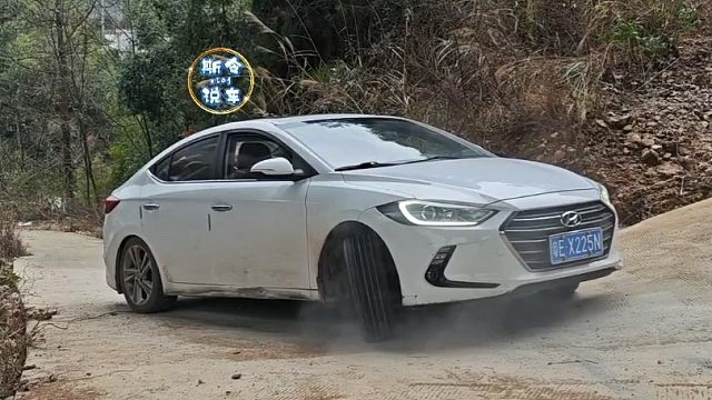 开自动挡上坡，只会踩油门就错了，新手上路这才是正确做法