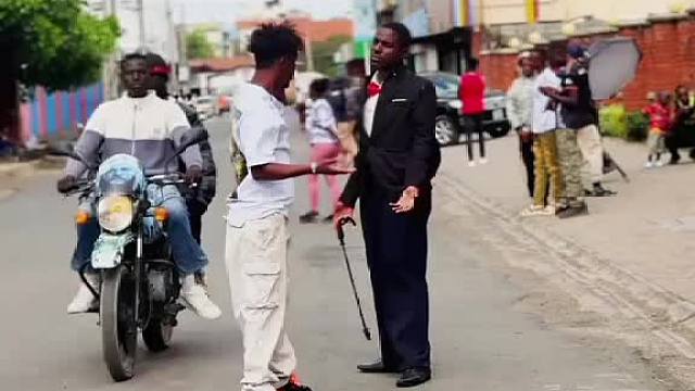 瞅瞅！老外玩出啥怪招