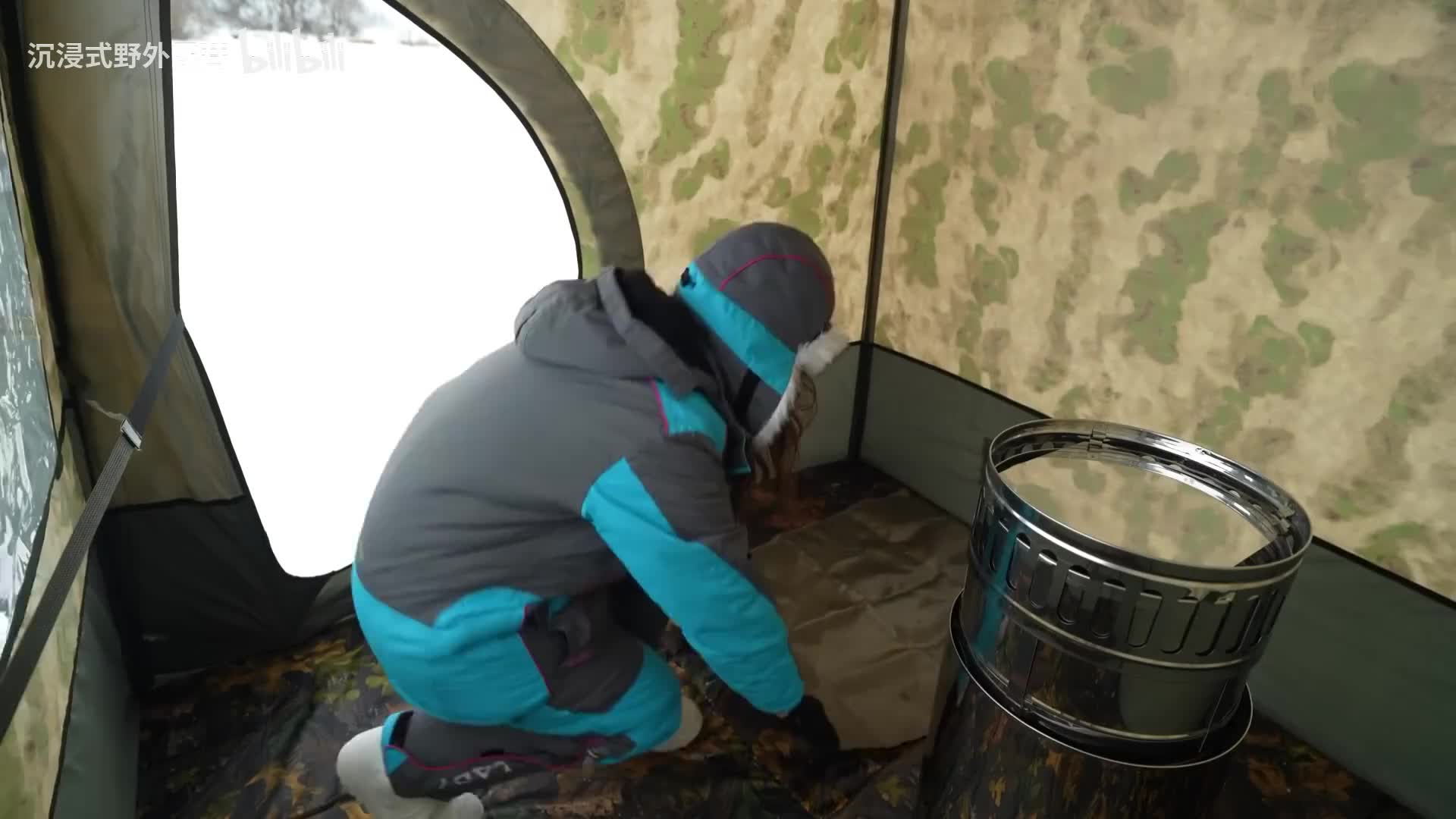 暴风雪中，独自在荒野露营，寒冷的夜晚烤火取暖，睡在舒适的帐篷内很放松