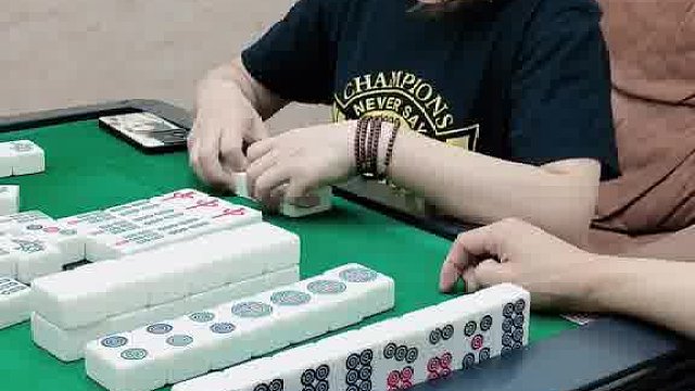 哦吼！小姐姐这牌胡的还可以社？