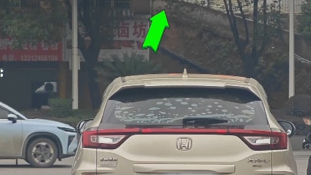 老司机来说说，红灯时能不能掉头？