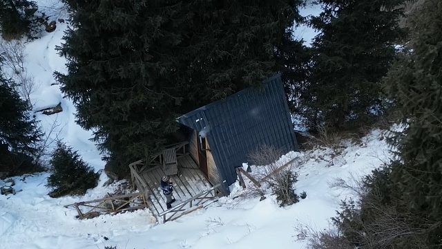 迷失在白雪皑皑的荒野中，修复山间的旧小屋，短暂得小日子有些令人陶醉