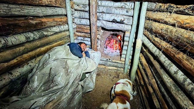 大雪天真的有点冷，我挖掘一个地穴庇护所，和我的狗在里面好暖和