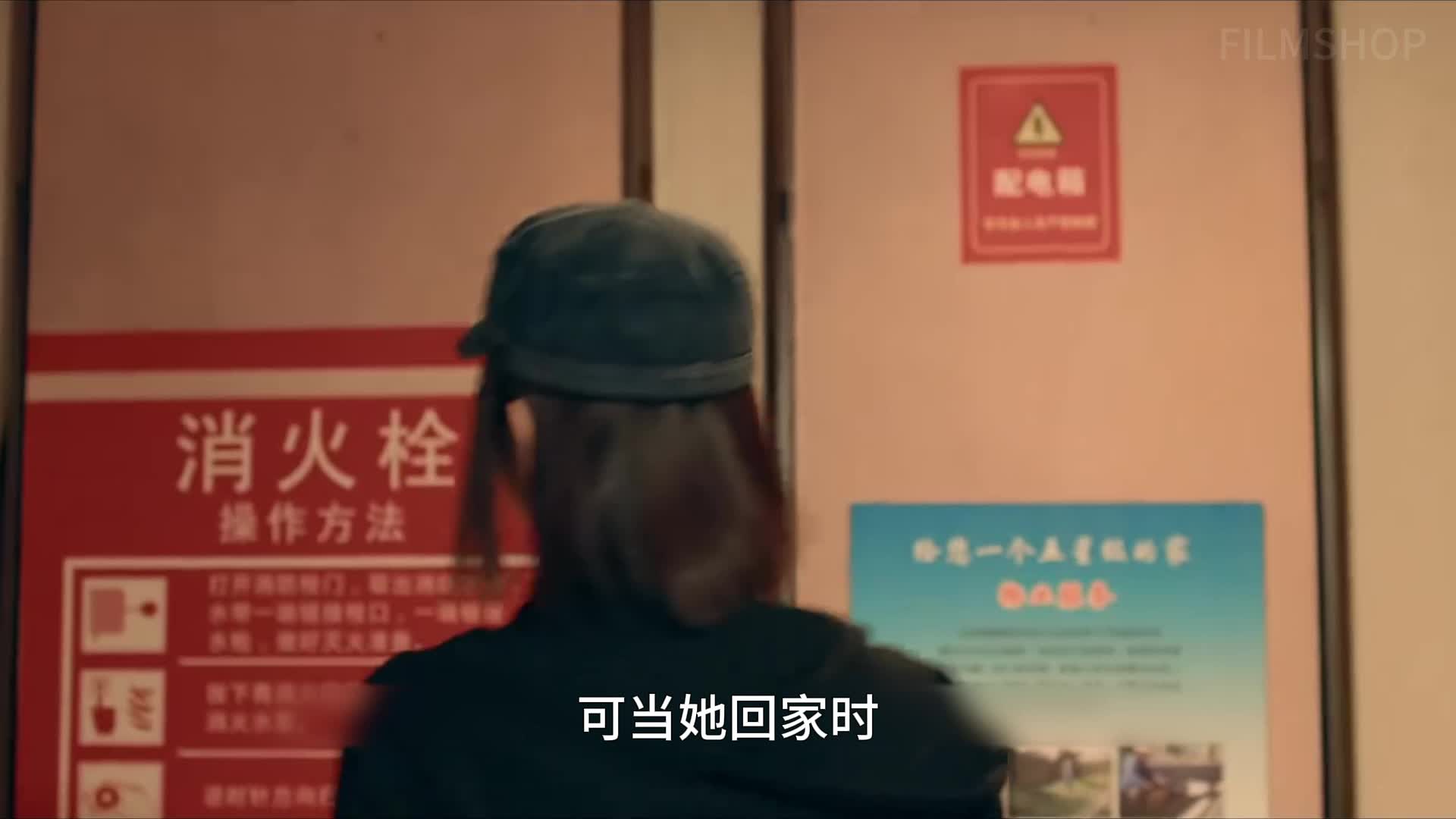 玫瑰06：警花孤身潜入仓库，没想到身后却跟来了一个男人