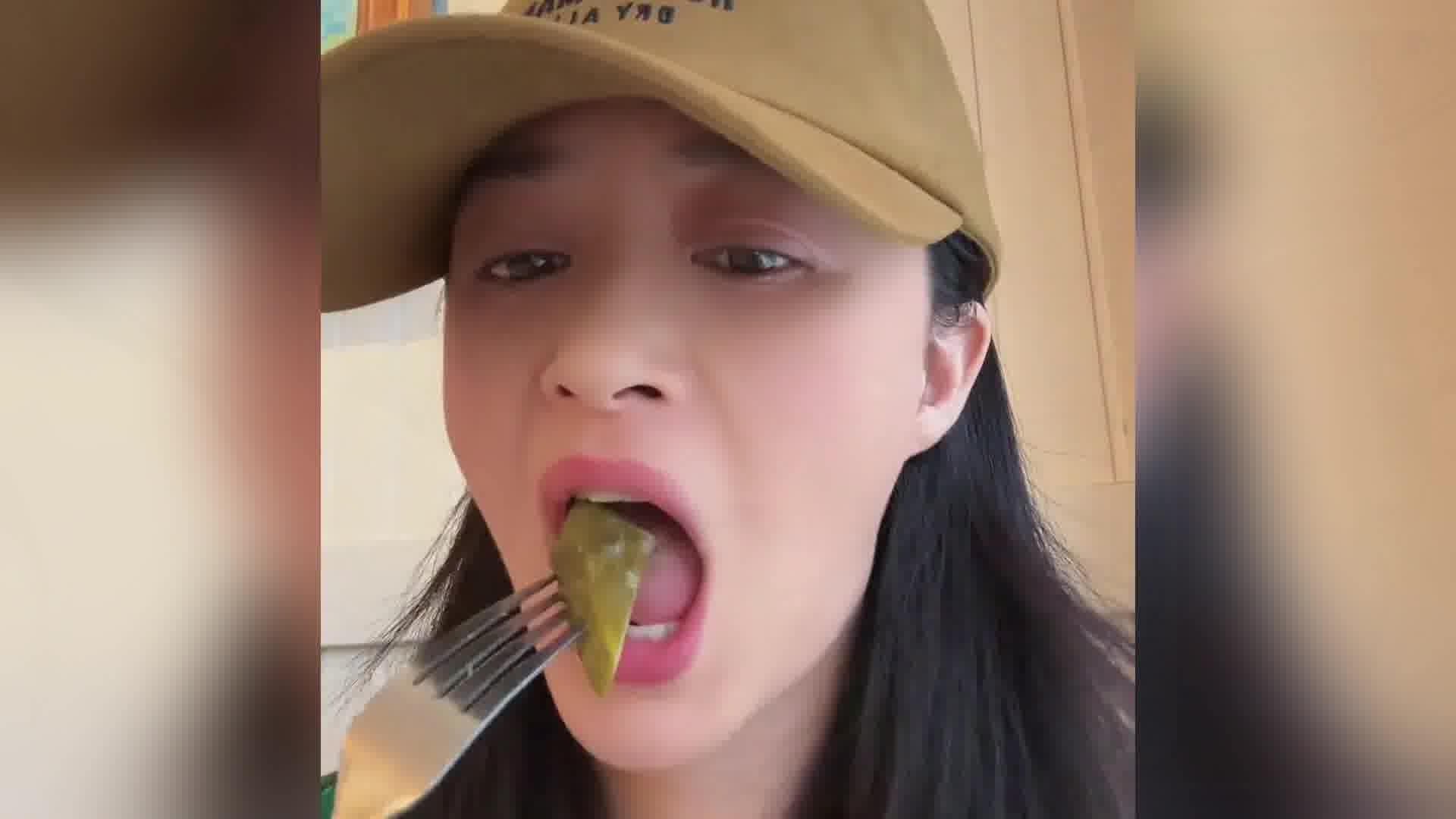 蒋欣为了减肥实在太努力了，每天吃酸黄瓜