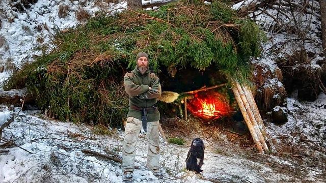 在奥地利荒野建造冬季生存庇护所