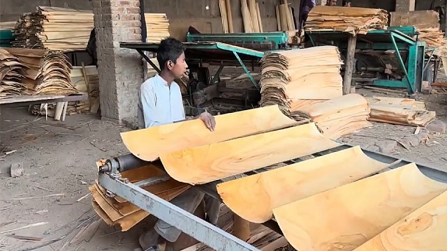 民间手艺人匠心制作传统实木夹板的巧妙方式