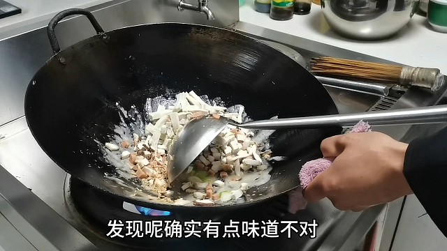 客人点个老式豆腐汤，大厨没人会做，老板亲自下厨炒个正宗做法！