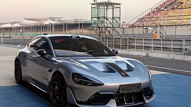 小米Su7 Ultra太空银，挖孔！挖孔！挖孔机盖