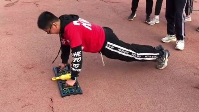 本以为是喜剧结果却是悲剧，绝大部分中学生一个引体向上也做不了