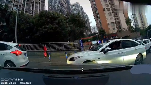 男：想撞我车？下去，我来。。