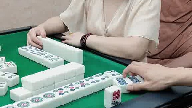 哦吼！借火成功。小姐姐对不起哈……