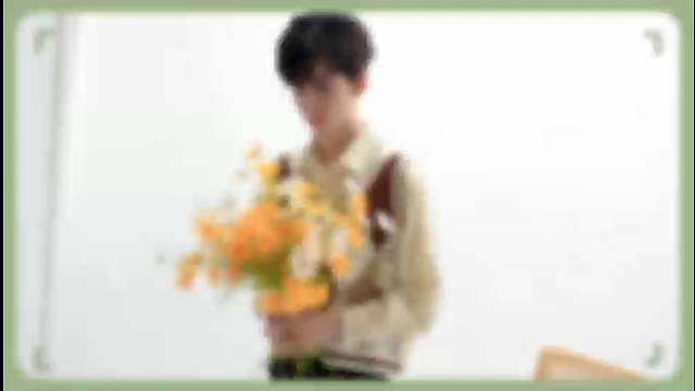 从初登KPL赛场的青涩，到如今的沉稳自信，萝卜用实力诠释热爱与坚持。这一年，他在赛场上披荆斩棘，每一