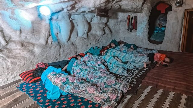 阿富汗家庭难以想象的洞穴生活，生活贫困，一家人蜗居在洞穴里！