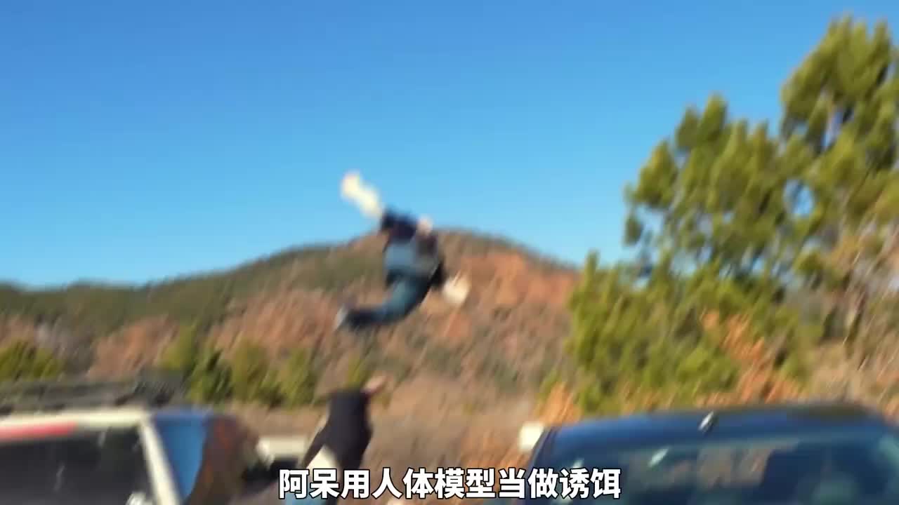 3个人挑战和警犬玩捉迷藏，只要不被发现，就会获得1000美刀